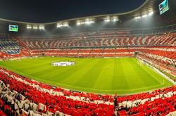 开云APP-极速引擎与绿茵战鼓，两个赛场上的同一曲极限咏叹