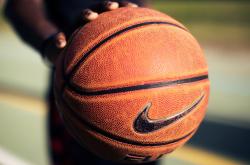 开云官网-草地王朝与室内王座，辛纳的双面征服