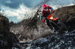 开云APP-血色夕阳下的孤勇者，当塞维利亚的剑刺穿桑巴的舞，卡瓦哈尔用一场独舞定义不朽