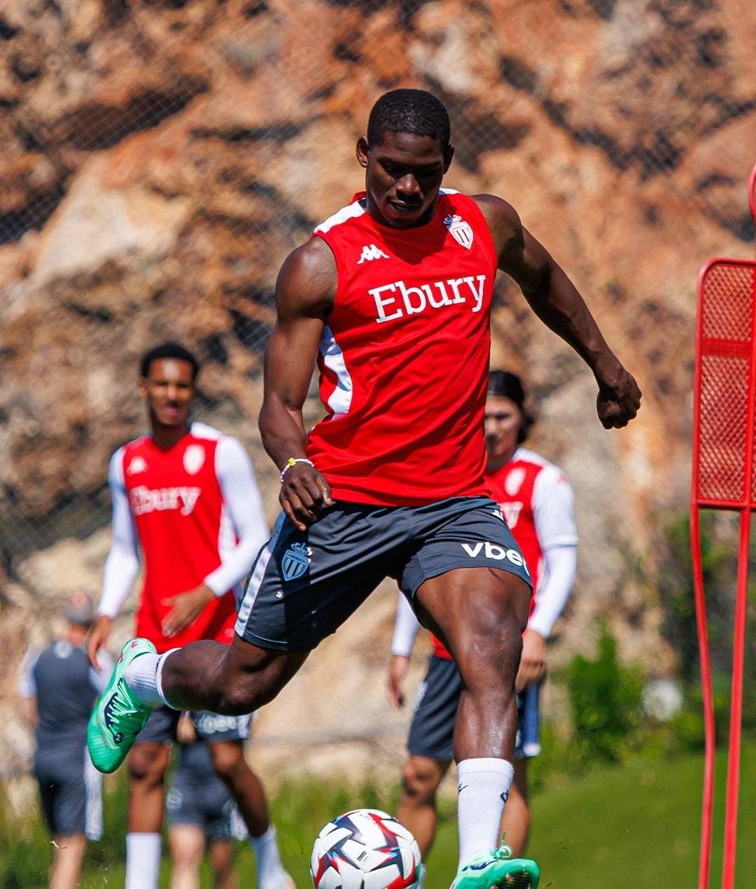 弗朗斯队在法甲比赛中迎来良好的表现