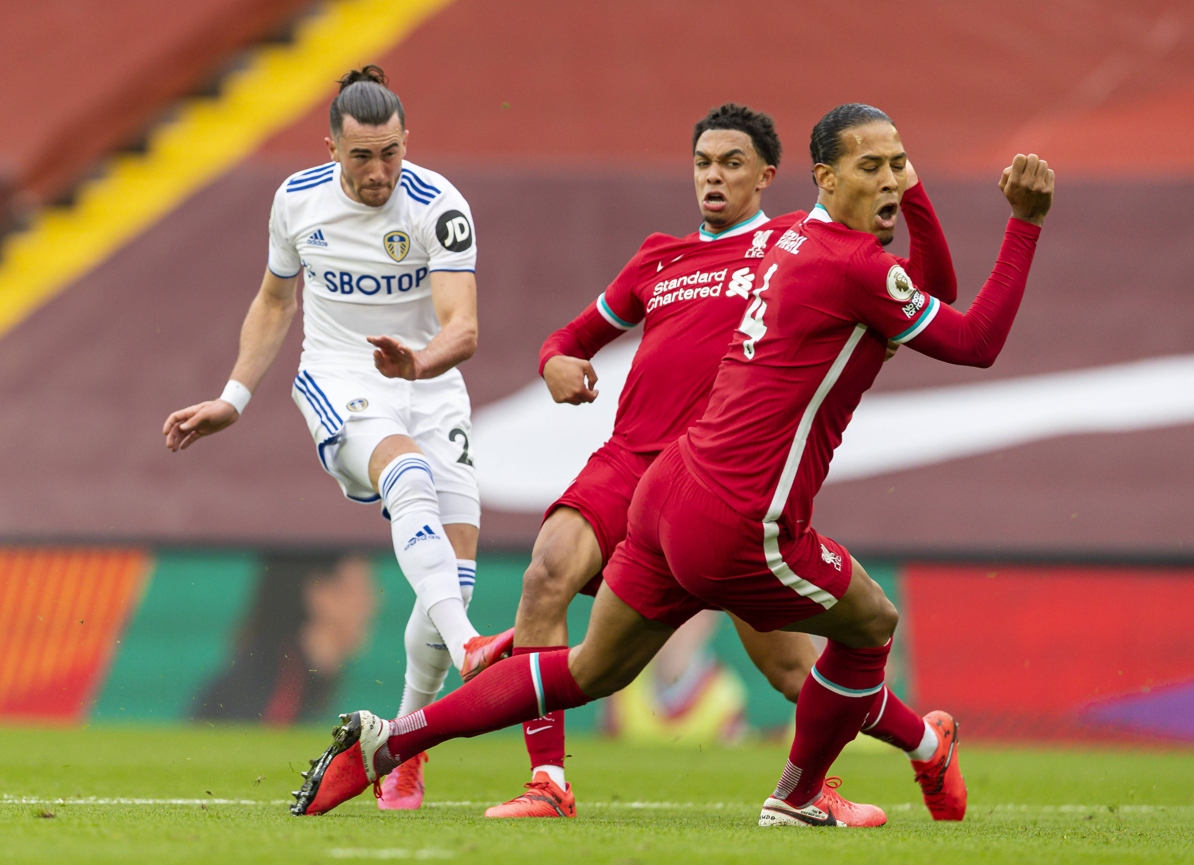 顶尖球队对决，场上比赛充满悬念，胜负难料