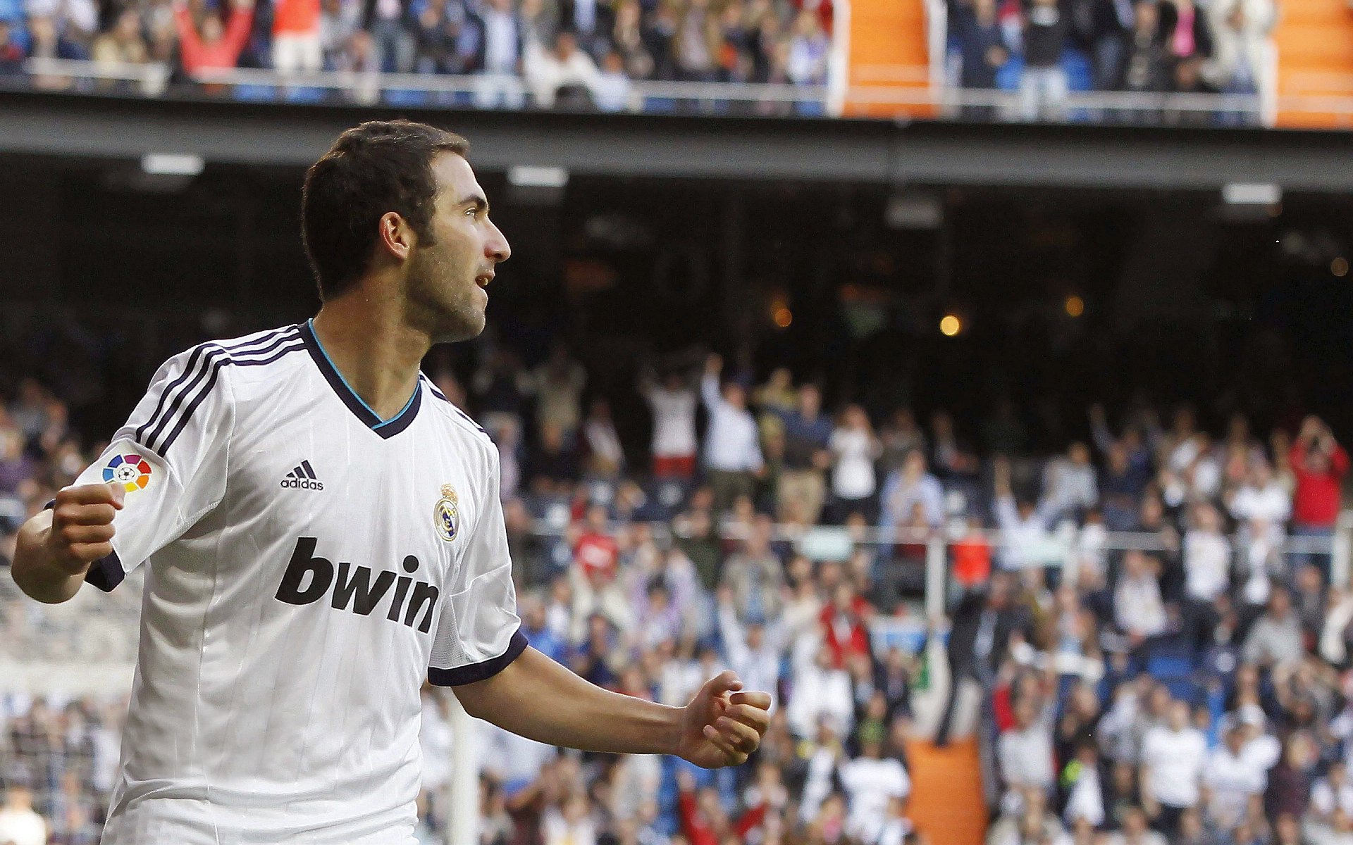 冰与火的对决,阿隆索的绝对统治与红牛二队绝境中的惊险一跃