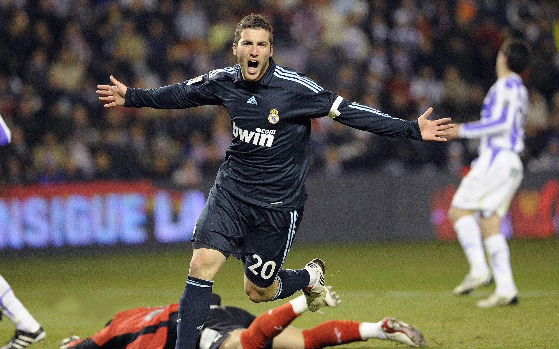 银箭破晓，诺里斯在赛道上的青春起义